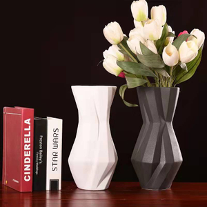 MODERN LEAF PATTERN VASE 