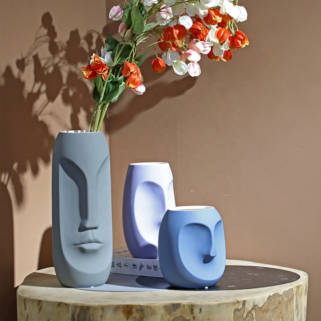 EUROPEN FIGURE CERAMIC VASE 